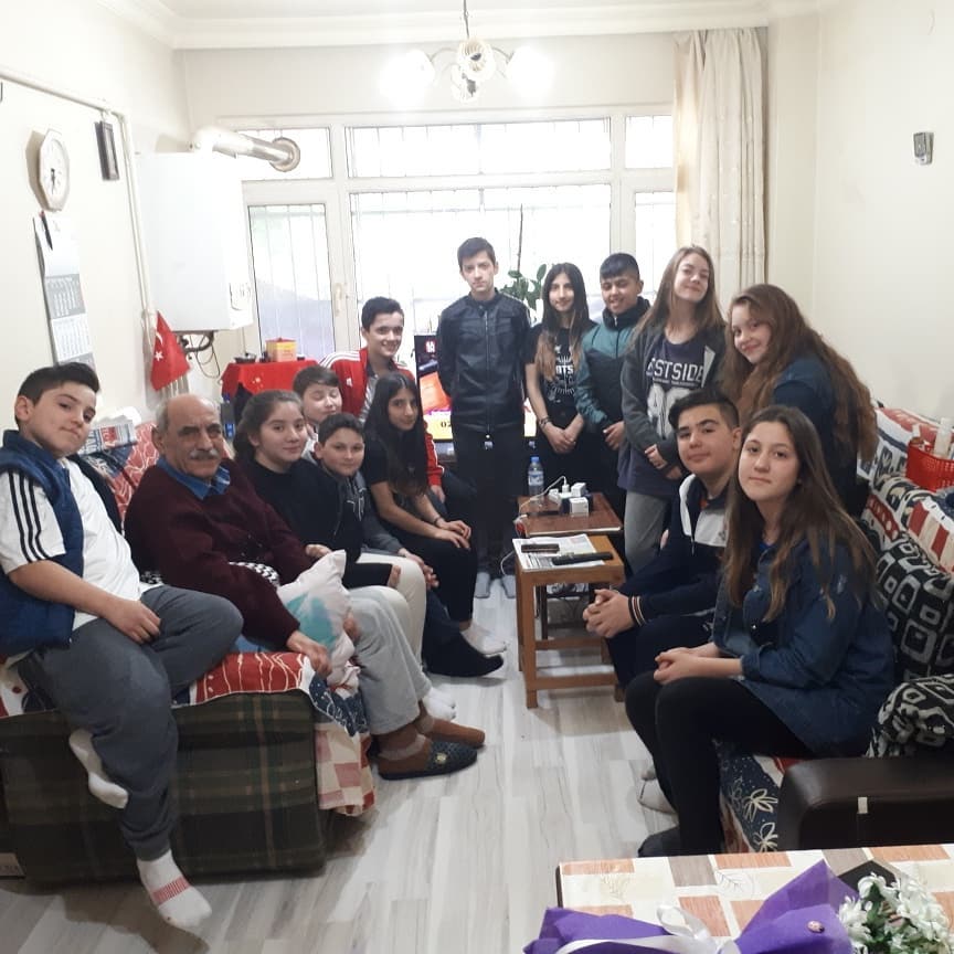 Derneğimizin gönüllü Fen Bilgisi öğretmeni Ali Ekrem hocamıza öğrencilerimiz ile geçmiş olsun